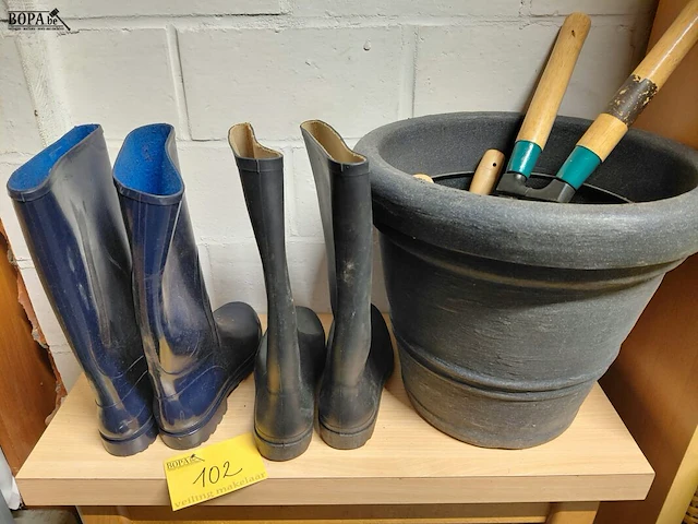Lot 102 - plastiek bloempot, laarzen maat 39 en 40, divers handgereeds - afbeelding 1 van  5
