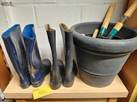 Lot 102 - plastiek bloempot, laarzen maat 39 en 40, divers handgereeds