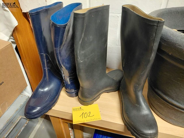 Lot 102 - plastiek bloempot, laarzen maat 39 en 40, divers handgereeds - afbeelding 2 van  5