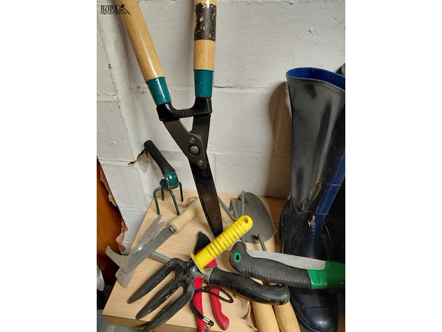 Lot 102 - plastiek bloempot, laarzen maat 39 en 40, divers handgereeds - afbeelding 4 van  5