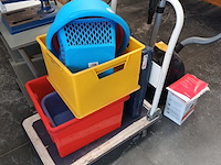 Lot 102 - platte kar met pvc bakken - afbeelding 1 van  2