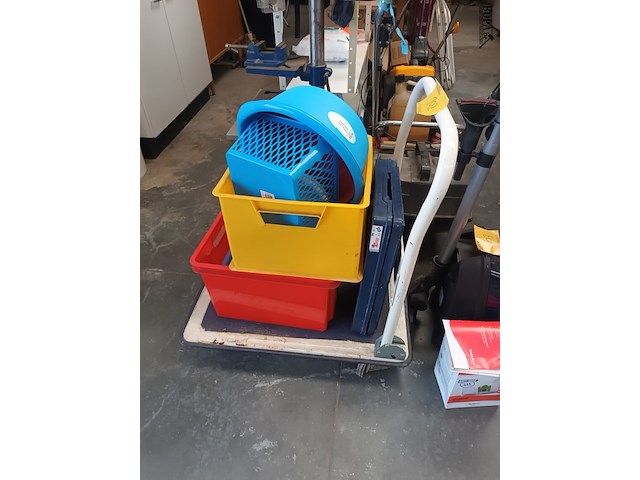 Lot 102 - platte kar met pvc bakken - afbeelding 2 van  2