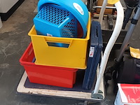 Lot 102 - platte kar met pvc bakken - afbeelding 2 van  2