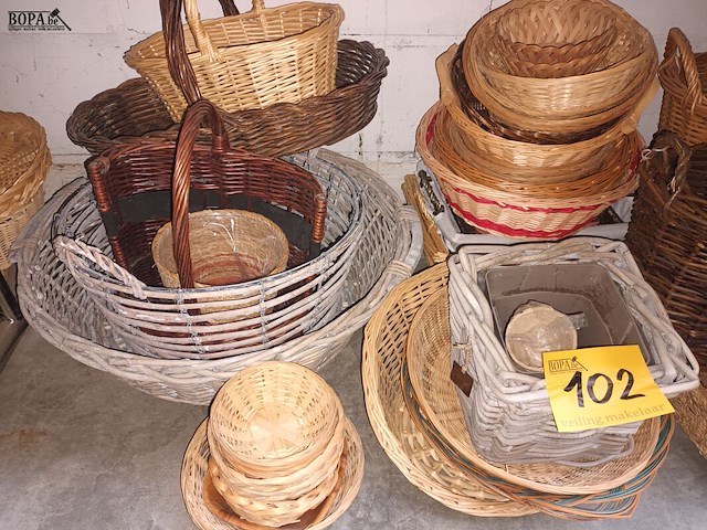 Lot 102 - rieten mandjes. 44 stuks - afbeelding 2 van  5