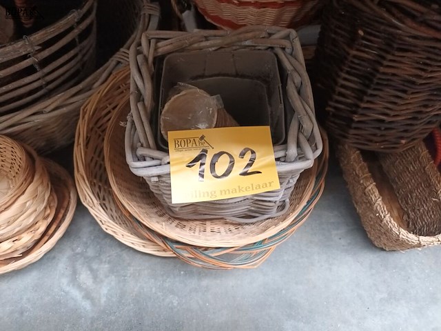 Lot 102 - rieten mandjes. 44 stuks - afbeelding 5 van  5