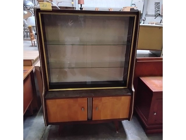 Lot 102 - vintage franse vitrinekast '60 - gouden randen - afbeelding 1 van  7