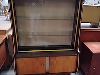 Lot 102 - vintage franse vitrinekast '60 - gouden randen - afbeelding 1 van  7