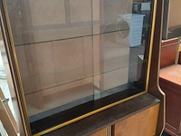 Lot 102 - vintage franse vitrinekast '60 - gouden randen - afbeelding 2 van  7