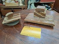 Lot 102 - vintagre marmeren bureauset jaren 20: inktpot met deksel en - afbeelding 1 van  1