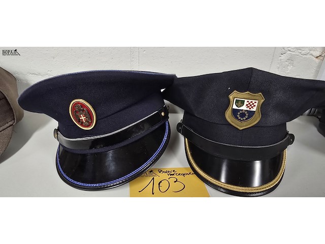 Lot 103 - bosnië hercegovina 2 kepies - afbeelding 1 van  3