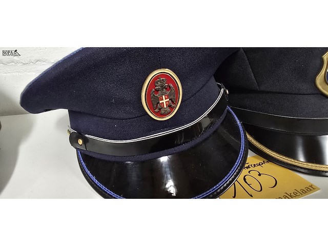 Lot 103 - bosnië hercegovina 2 kepies - afbeelding 2 van  3