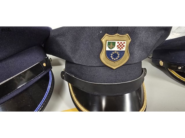 Lot 103 - bosnië hercegovina 2 kepies - afbeelding 3 van  3