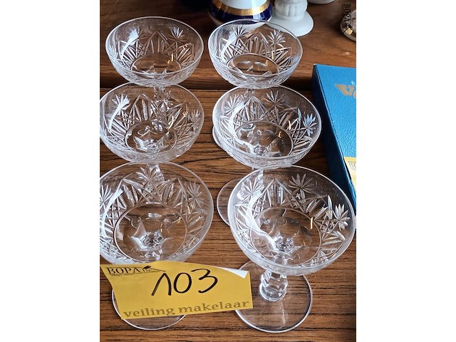Lot 103 - champagneglazen in kristal. 6 stuks - afbeelding 4 van  4