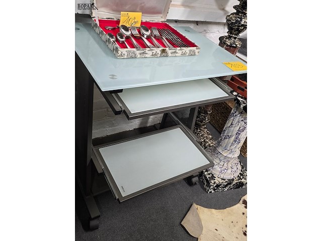 Lot 103 - glazen bureau met uitschuifbaar toetsenbord plank - afbeelding 1 van  4