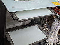 Lot 103 - glazen bureau met uitschuifbaar toetsenbord plank - afbeelding 1 van  4