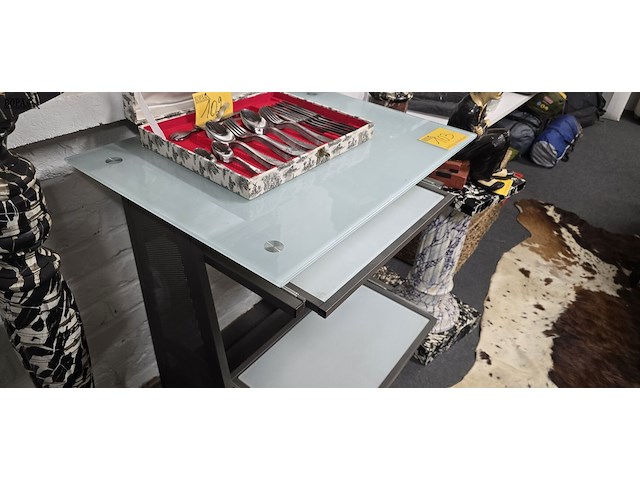 Lot 103 - glazen bureau met uitschuifbaar toetsenbord plank - afbeelding 2 van  4