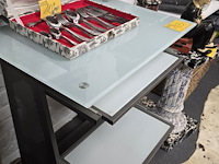 Lot 103 - glazen bureau met uitschuifbaar toetsenbord plank - afbeelding 2 van  4