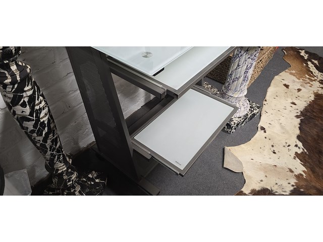 Lot 103 - glazen bureau met uitschuifbaar toetsenbord plank - afbeelding 3 van  4