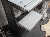 Lot 103 - glazen bureau met uitschuifbaar toetsenbord plank - afbeelding 3 van  4