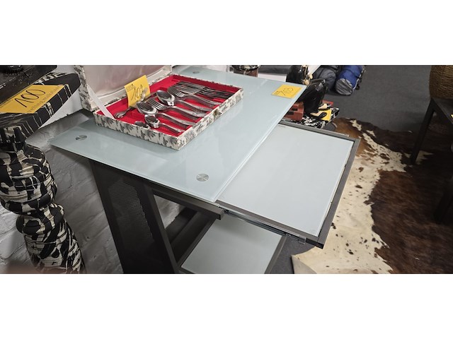 Lot 103 - glazen bureau met uitschuifbaar toetsenbord plank - afbeelding 4 van  4