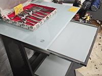 Lot 103 - glazen bureau met uitschuifbaar toetsenbord plank - afbeelding 4 van  4