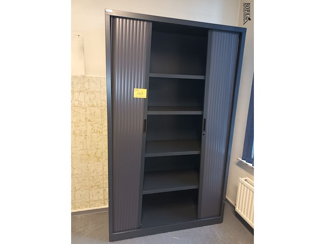 Lot 103 - hoge roldeurkast - afbeelding 1 van  2
