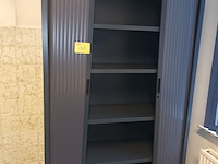 Lot 103 - hoge roldeurkast - afbeelding 1 van  2