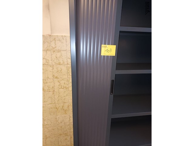 Lot 103 - hoge roldeurkast - afbeelding 2 van  2