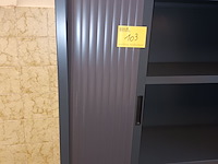 Lot 103 - hoge roldeurkast - afbeelding 2 van  2