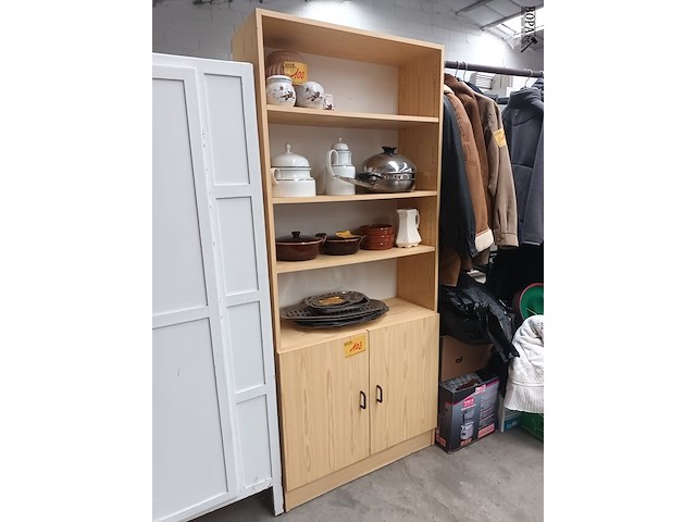 Lot 103 - houten kast - afbeelding 1 van  2