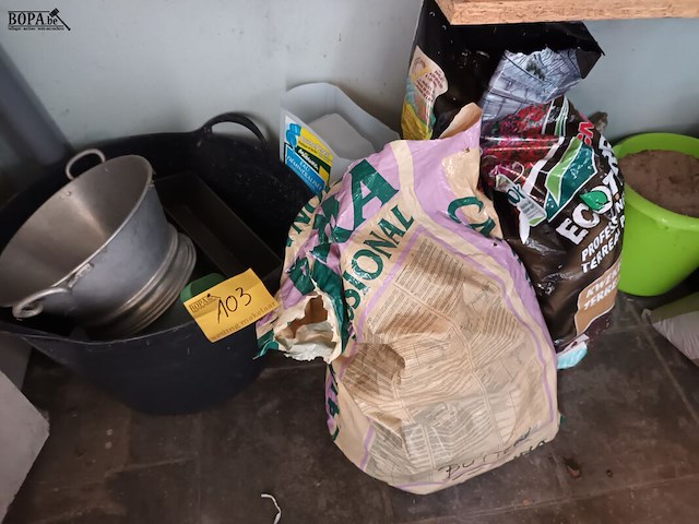 Lot 103 - huisraad en plastieken kuip - afbeelding 1 van  4