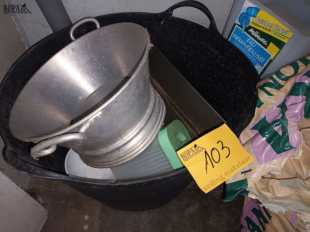 Lot 103 - huisraad en plastieken kuip - afbeelding 2 van  4
