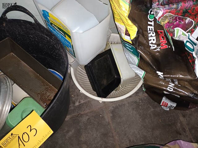 Lot 103 - huisraad en plastieken kuip - afbeelding 4 van  4