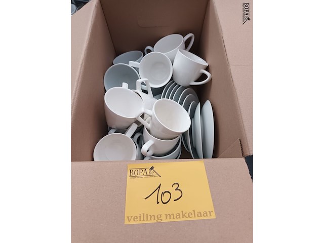 Lot 103 - koffietassen en bordjes - afbeelding 1 van  4