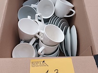 Lot 103 - koffietassen en bordjes - afbeelding 1 van  4