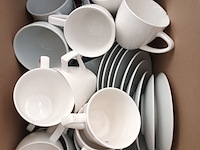 Lot 103 - koffietassen en bordjes - afbeelding 2 van  4