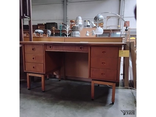 Lot 103 - massief houten bureau met lades - afbeelding 1 van  2
