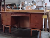 Lot 103 - massief houten bureau met lades - afbeelding 1 van  2