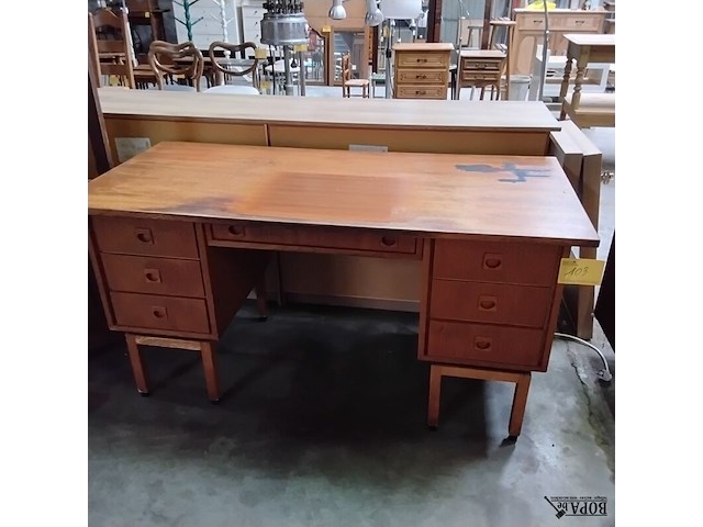 Lot 103 - massief houten bureau met lades - afbeelding 2 van  2