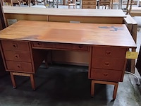 Lot 103 - massief houten bureau met lades - afbeelding 2 van  2