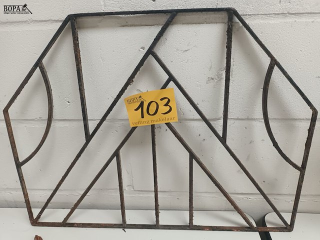 Lot 103 - metalen ornament - afbeelding 1 van  3