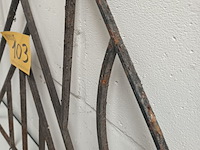 Lot 103 - metalen ornament - afbeelding 2 van  3