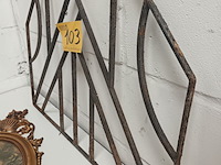 Lot 103 - metalen ornament - afbeelding 3 van  3