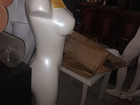 Lot 103 - paspop torso vrouw op statief - afbeelding 2 van  3