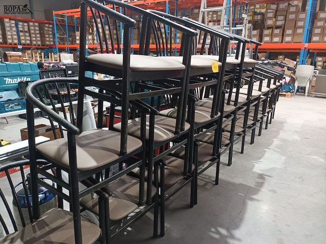 Lot 103 - restaurant stoelen. 25 stuks - afbeelding 1 van  4