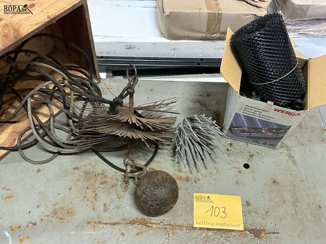 Lot 103 - schoorsteenveeggereedschap en dakgootbeschermers nieuw - 3 s - afbeelding 1 van  3