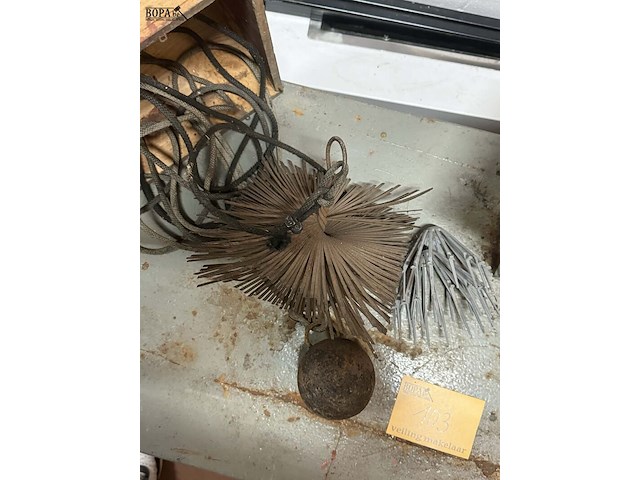 Lot 103 - schoorsteenveeggereedschap en dakgootbeschermers nieuw - 3 s - afbeelding 2 van  3