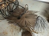 Lot 103 - schoorsteenveeggereedschap en dakgootbeschermers nieuw - 3 s - afbeelding 2 van  3