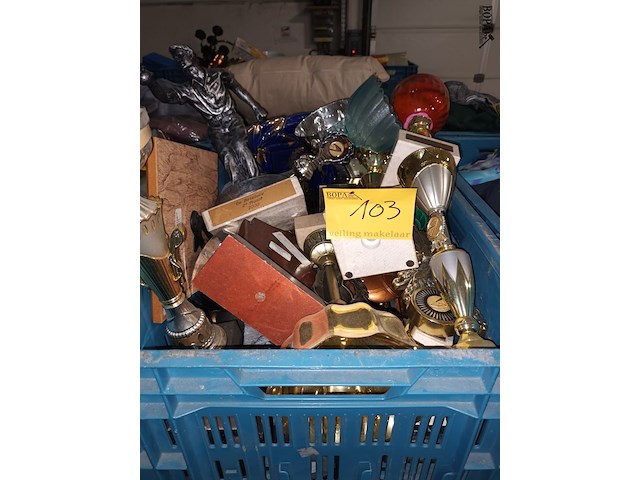 Lot 103 - trofeeën - afbeelding 1 van  3