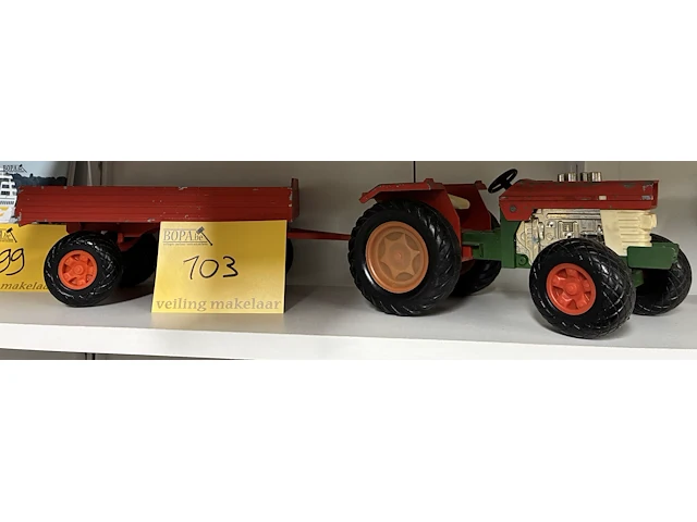 Lot 103 - vintage bull farmer massey ferguson tractor - afbeelding 1 van  3